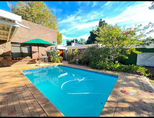 5 BEDROOM HOUSE FOR SALE IN BERGZICHT